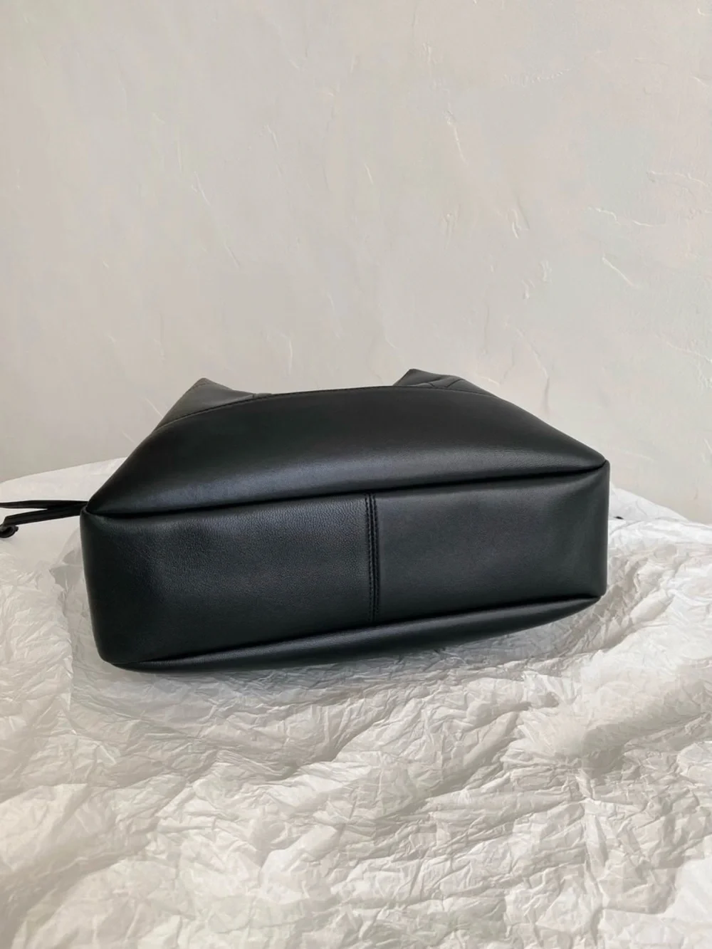 Saint Laurent Black Leather Shoulder Drawstring Bag with Gold Chain